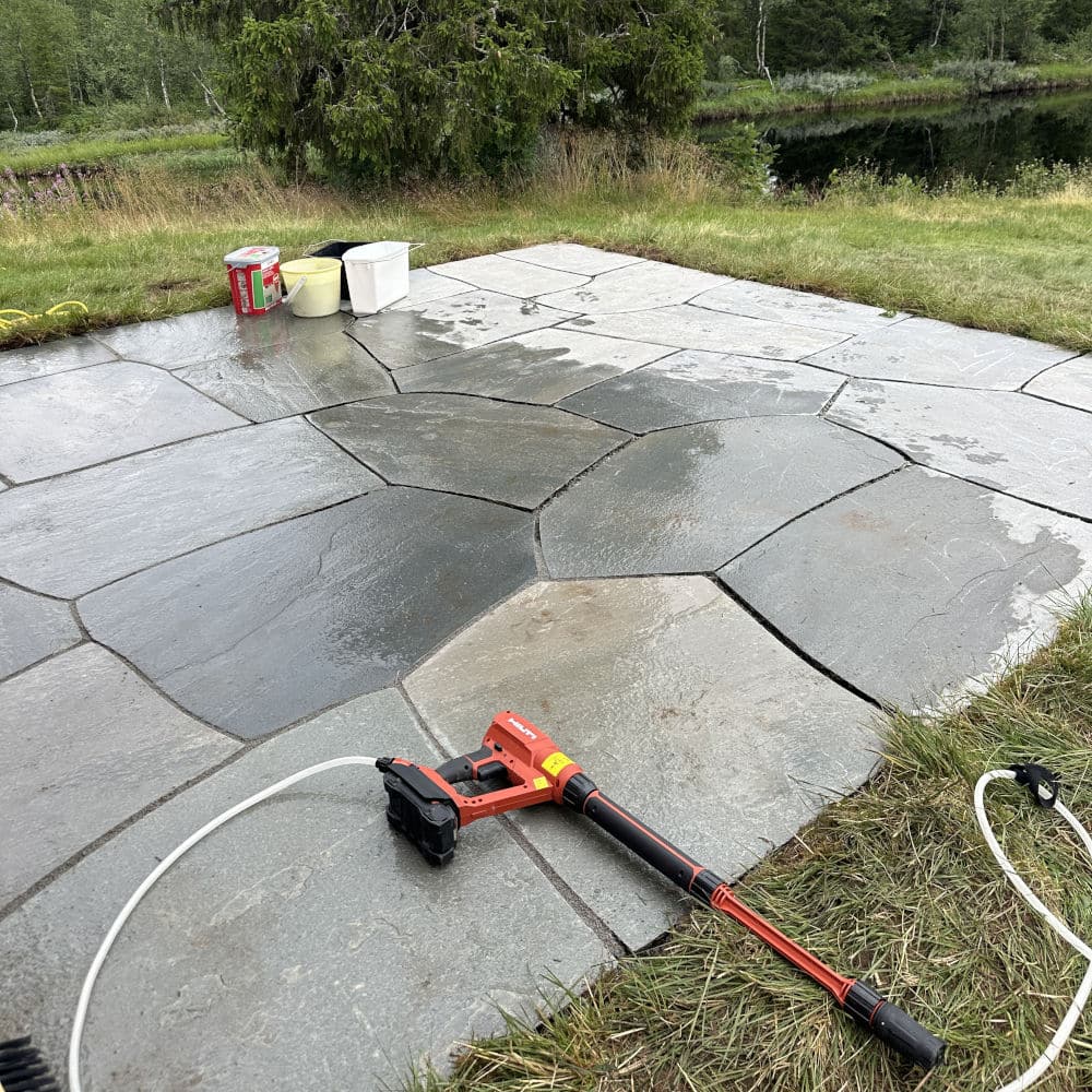 Uteplatsen har tvättats och fogats med Rompox Ecofine