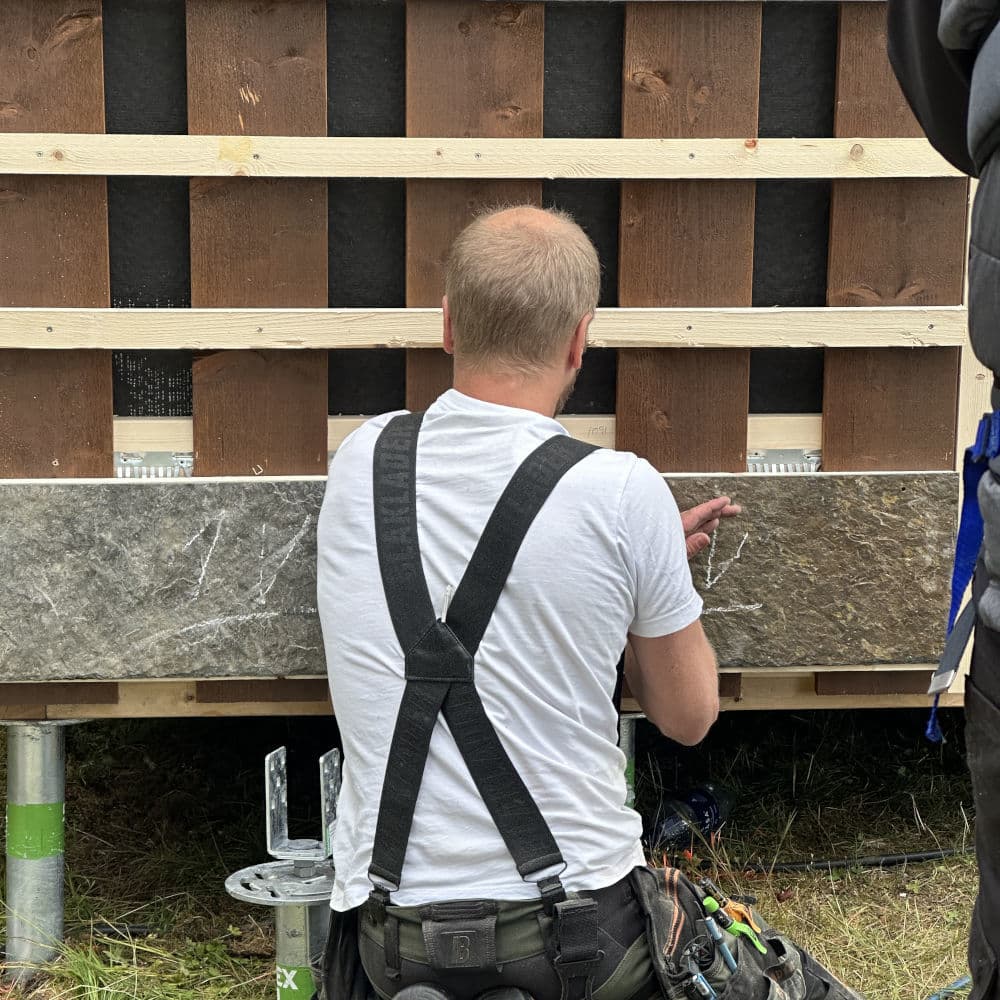 Skruvas direkt på träläkt