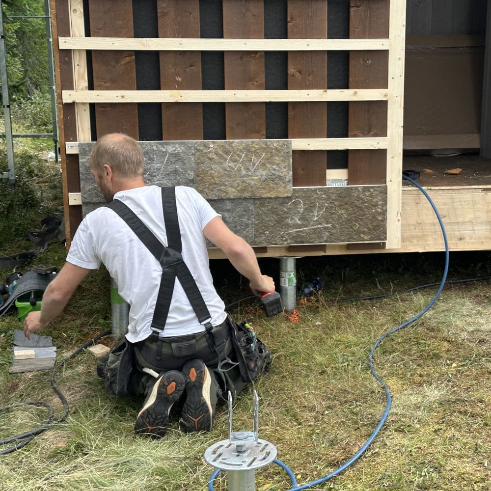 Det finns en överlappning på plattorna så att skruvarna inte syns